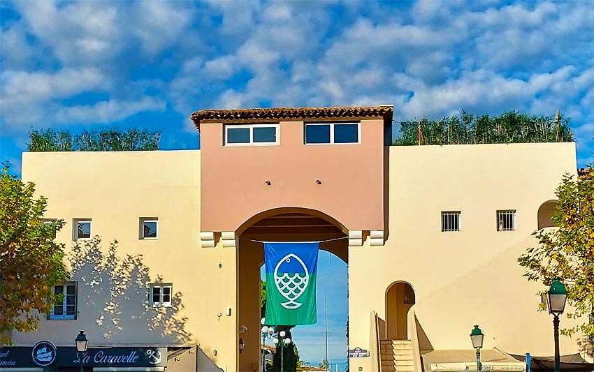 le drapeau  Port Grimaud 2