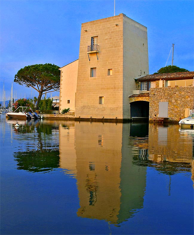 embarcadre couvert  PORT GRIMAUD