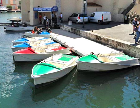 Barques pour les touristes