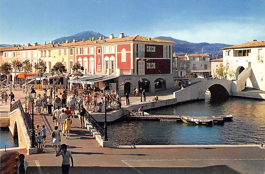 place du Marche PORT GRIMAUD