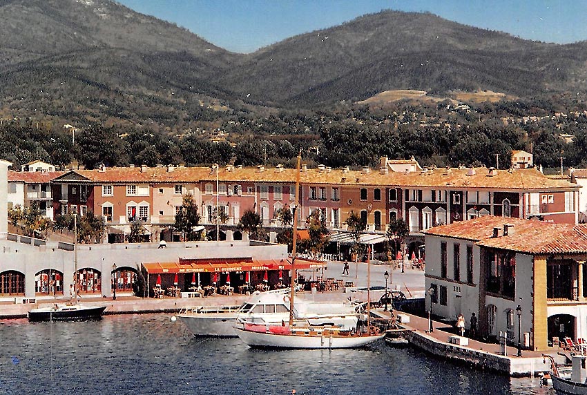 place du Marche PORT GRIMAUD