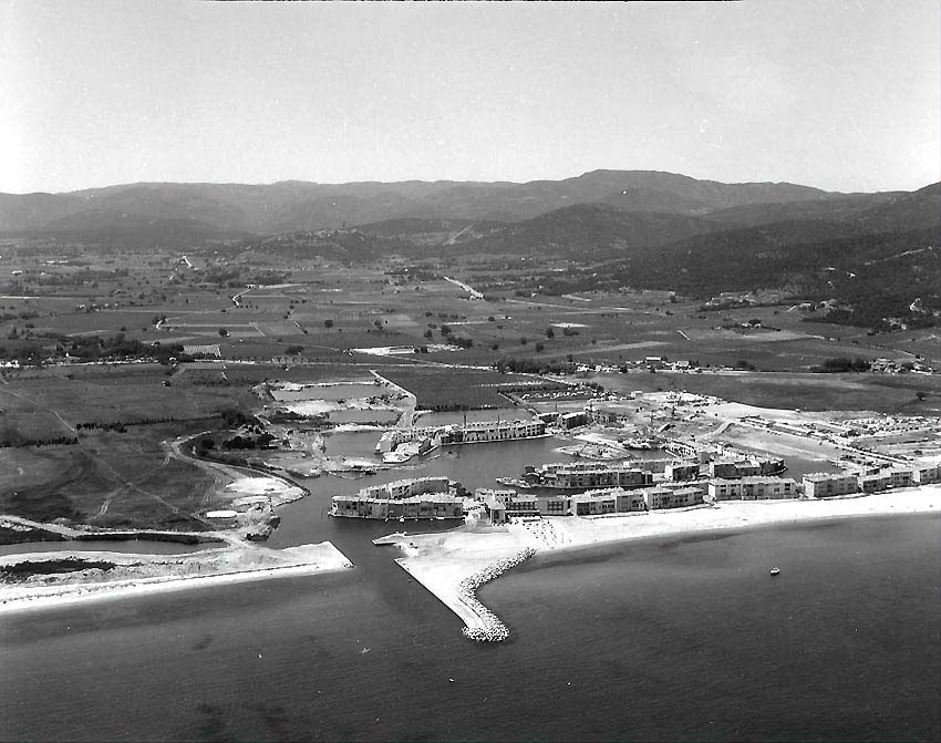 vue aerienne Port Grimaud 1969
